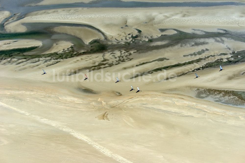 Sankt Peter-Ording aus der Vogelperspektive: Strandsegler in Sankt Peter-Ording im Bundesland Schleswig-Holstein, Deutschland