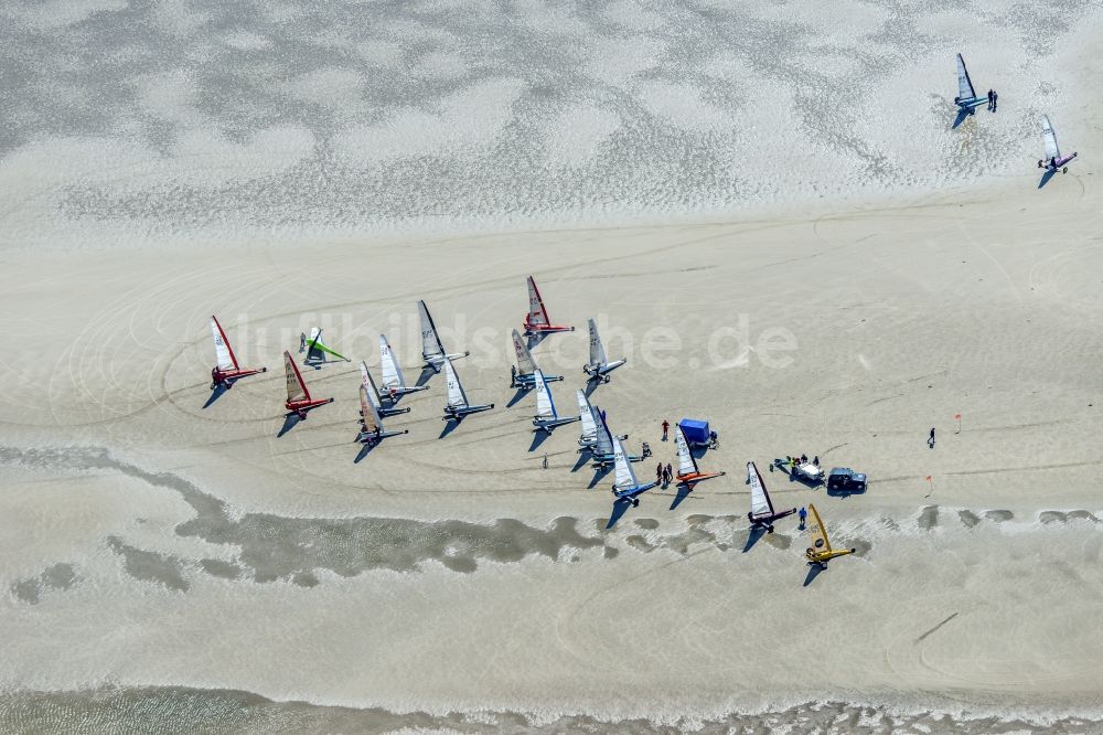 Sankt Peter-Ording von oben - Strandsegler in Sankt Peter-Ording im Bundesland Schleswig-Holstein, Deutschland