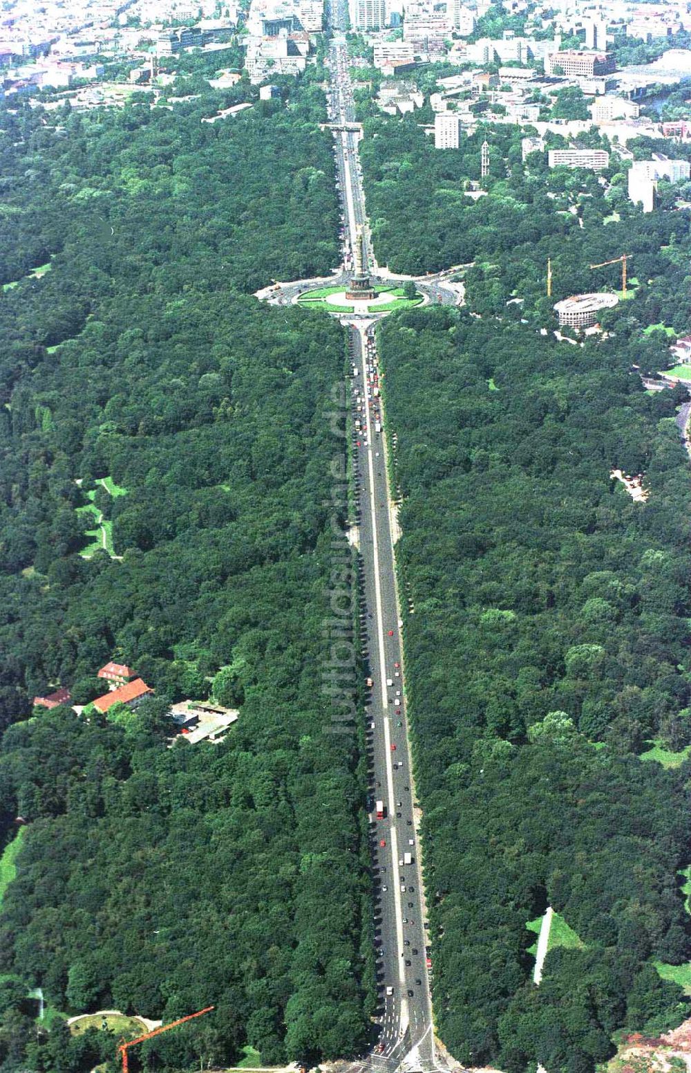 Luftbild Berlin - Tiergarten - Straße des 17. Juni im Berliner Tiergarten.