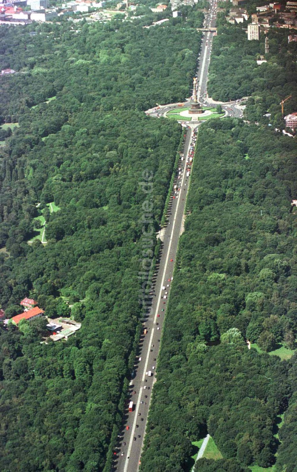 Luftaufnahme Berlin - Tiergarten - Straße des 17. Juni im Berliner Tiergarten.