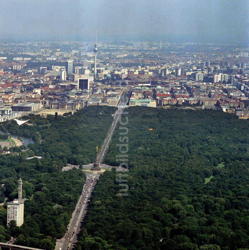 Berlin von oben - Straße des 17. Juni von der Siegessäule bis zum Brandenburger Tor in Berlin-Tiergarten