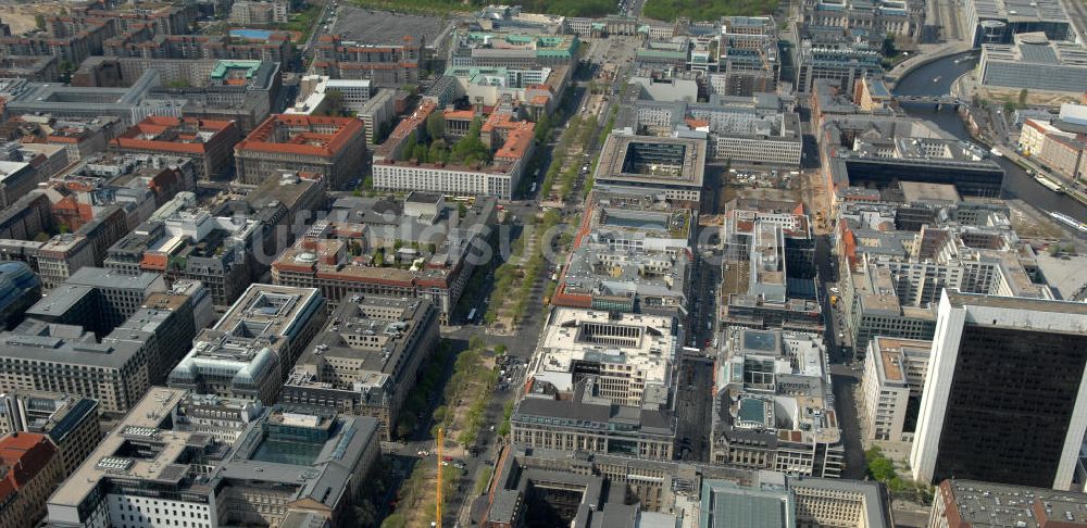 Luftaufnahme Berlin - Straße Unter den Linden in Berlin- Mitte