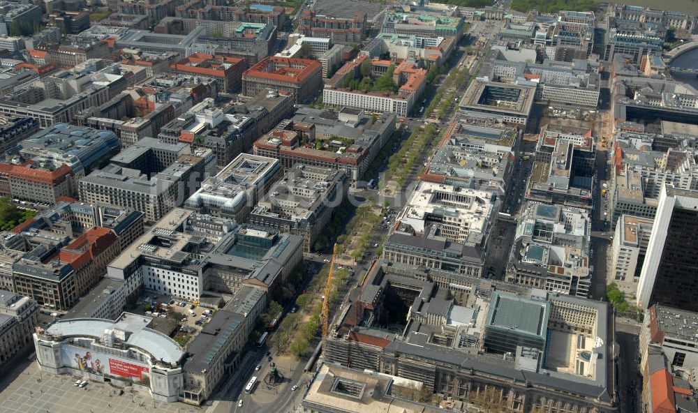 Berlin von oben - Straße Unter den Linden in Berlin- Mitte