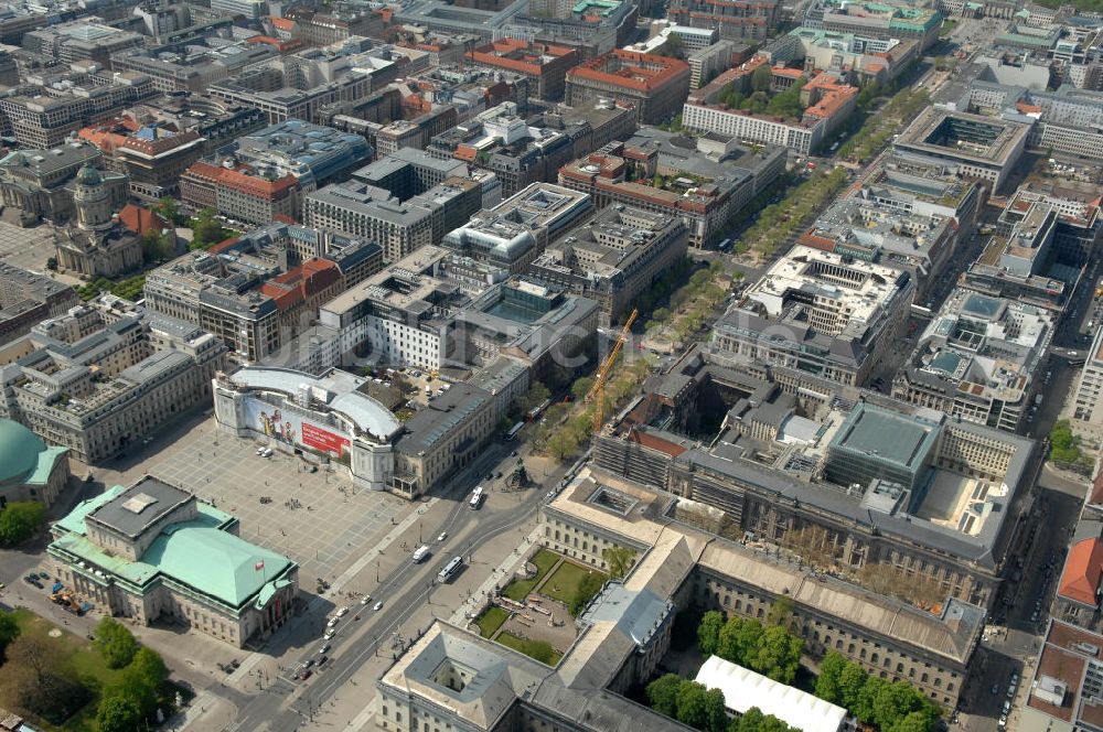 Berlin aus der Vogelperspektive: Straße Unter den Linden in Berlin- Mitte