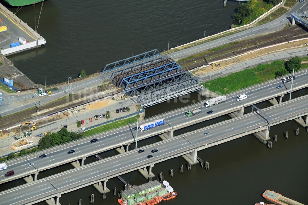 Hamburg von oben - Straßen- und Bahnbrücken am Waltershofer Damm an der BAB Autobahn A7 E45 in Hamburg