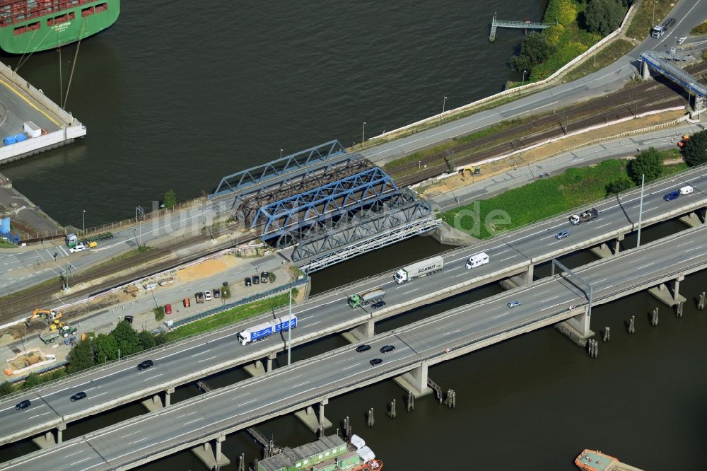 Hamburg aus der Vogelperspektive: Straßen- und Bahnbrücken am Waltershofer Damm an der BAB Autobahn A7 E45 in Hamburg