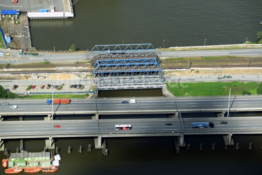 Luftbild Hamburg - Straßen- und Bahnbrücken am Waltershofer Damm an der BAB Autobahn A7 E45 in Hamburg