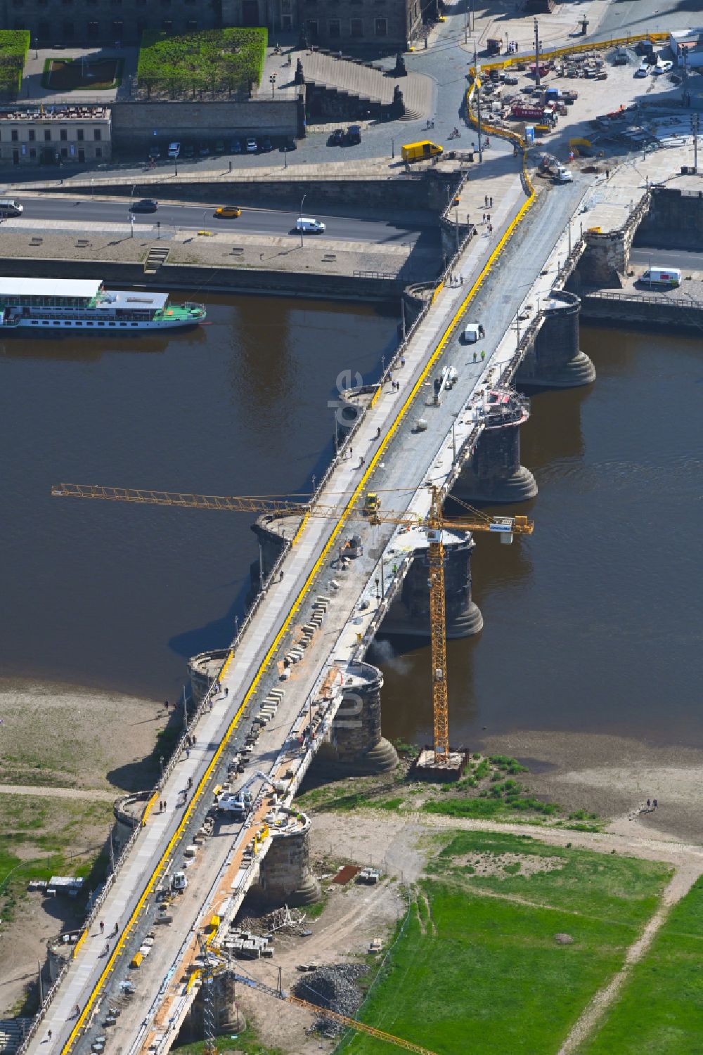 Dresden von oben - Straßen- Brückenbauwerk Augustusbrücke in Dresden im Bundesland Sachsen, Deutschland