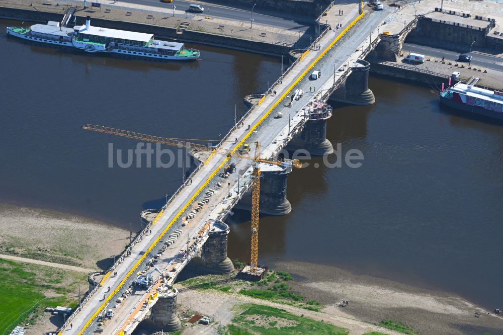 Dresden aus der Vogelperspektive: Straßen- Brückenbauwerk Augustusbrücke in Dresden im Bundesland Sachsen, Deutschland