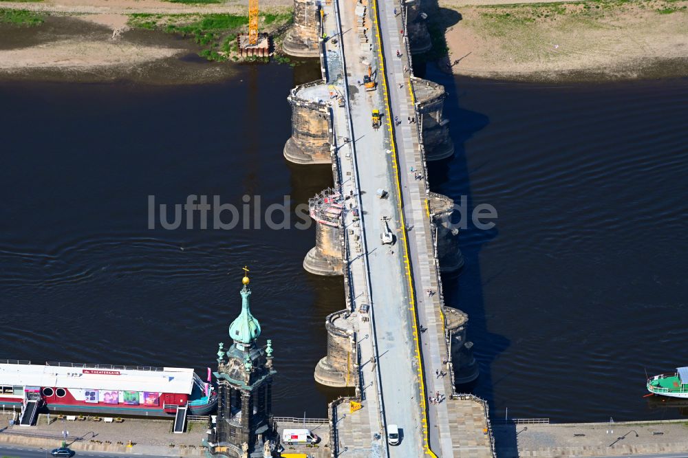 Dresden aus der Vogelperspektive: Straßen- Brückenbauwerk Augustusbrücke in Dresden im Bundesland Sachsen, Deutschland