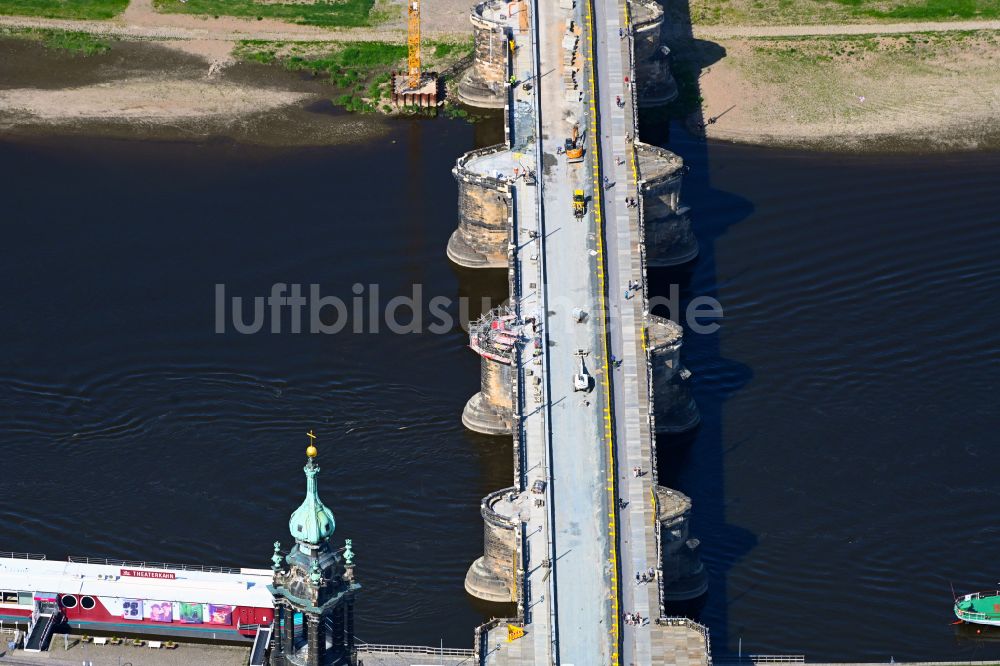 Luftbild Dresden - Straßen- Brückenbauwerk Augustusbrücke in Dresden im Bundesland Sachsen, Deutschland