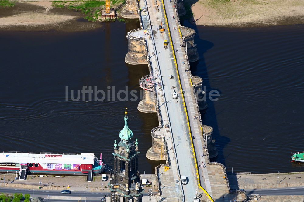 Dresden aus der Vogelperspektive: Straßen- Brückenbauwerk Augustusbrücke in Dresden im Bundesland Sachsen, Deutschland