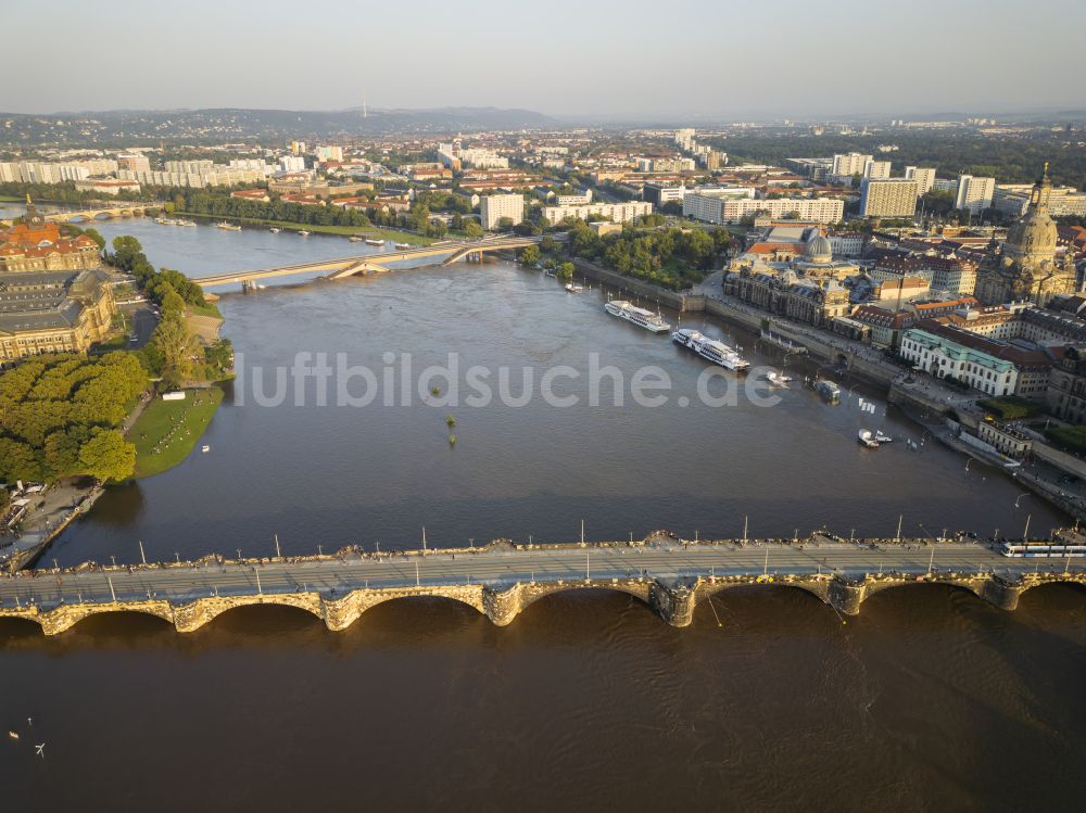 Luftaufnahme Dresden - Straßen- Brückenbauwerk Augustusbrücke in Dresden im Bundesland Sachsen, Deutschland