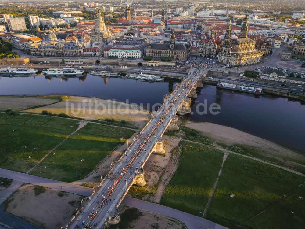 Dresden aus der Vogelperspektive: Straßen- Brückenbauwerk Augustusbrücke in Dresden im Bundesland Sachsen, Deutschland