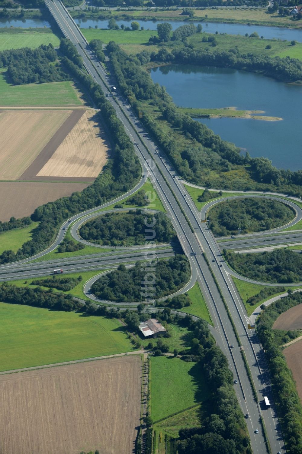 Minden aus der Vogelperspektive: Straßen- Kreuz der Bundesstraßen B61 und B65 am Ufer des Baltussee im Süden von Minden im Bundesland Nordrhein-Westfalen