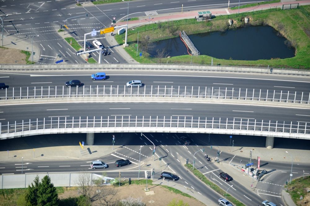 Luftaufnahme Schönefeld - Straßen- Kreuzung der Altglienicker Chaussee, Waltersdorfer Chaussee und Brücke der Autobahn 113 in Schönefeld im Bundesland Brandenburg