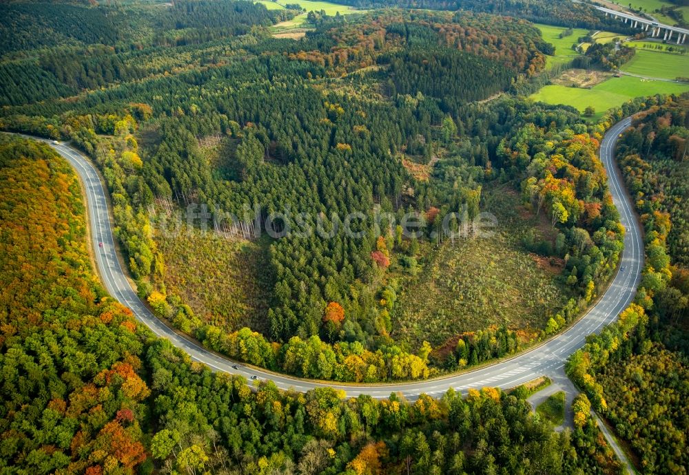 Luftbild Meschede - Straßen- Verlauf der Bundesstraße B55 im Norden von Meschede im Bundesland Nordrhein-Westfalen