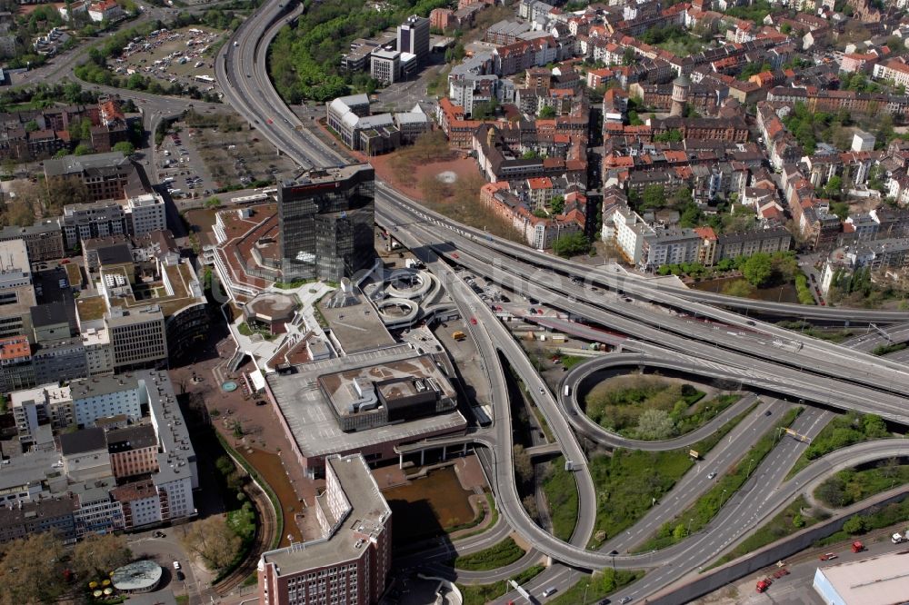 Ludwigshafen am Rhein von oben - Straßen- Verlauf der B 44 an der Rampe zur Kurt Schuhmacher Brücke in Ludwigshafen am Rhein in Rheinland-Pfalz