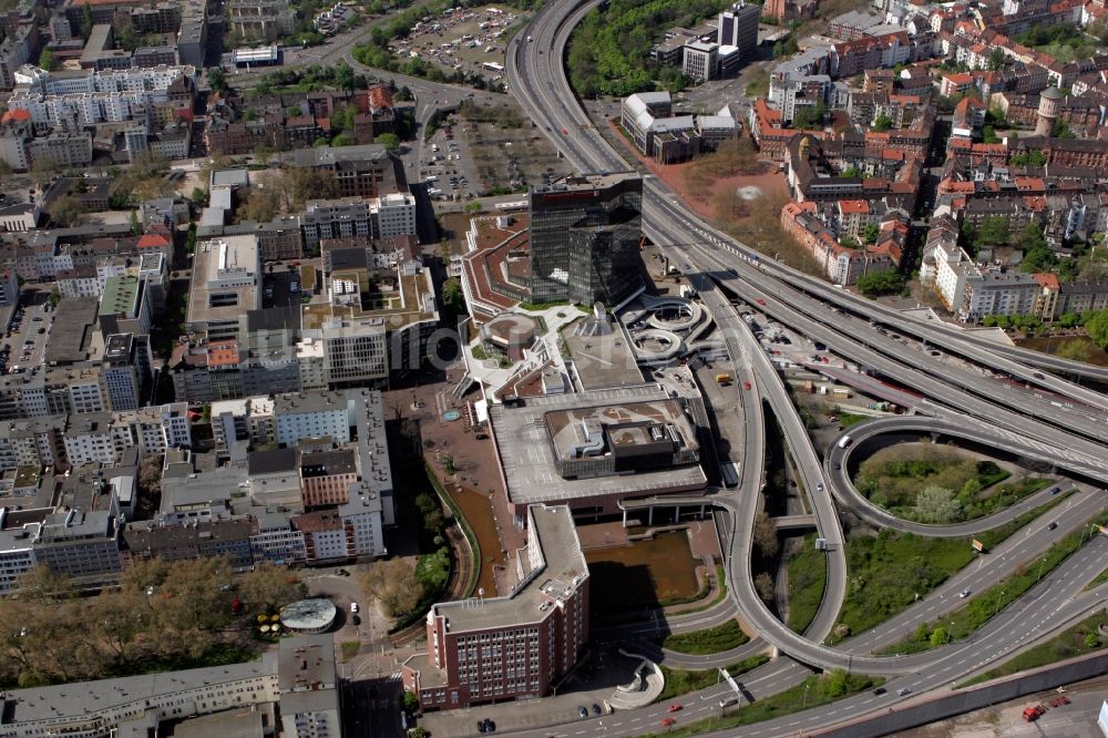 Ludwigshafen am Rhein aus der Vogelperspektive: Straßen- Verlauf der B 44 an der Rampe zur Kurt Schuhmacher Brücke in Ludwigshafen am Rhein in Rheinland-Pfalz