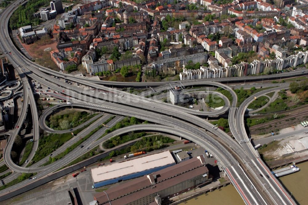 Luftbild Ludwigshafen am Rhein - Straßen- Verlauf der B 44 an der Rampe zur Kurt Schuhmacher Brücke in Ludwigshafen am Rhein in Rheinland-Pfalz