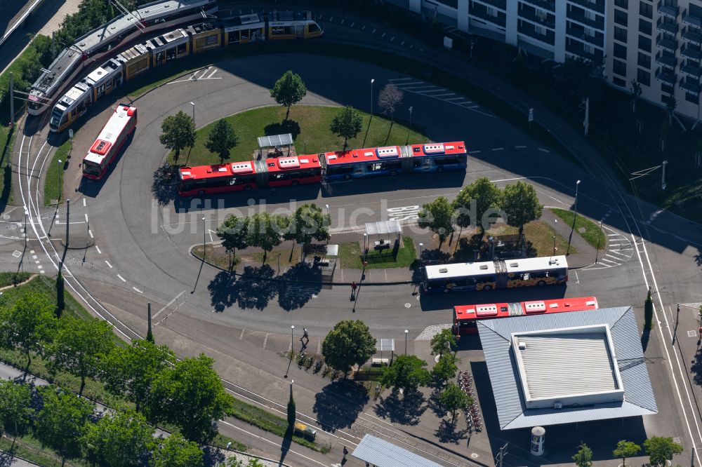 Luftaufnahme Freiburg im Breisgau - Straßenbahn - Bus - Haltestelle der Verkehrsbetriebe Freiburger Verkehrs AG (VAG) in Freiburg im Breisgau im Bundesland Baden-Württemberg, Deutschland