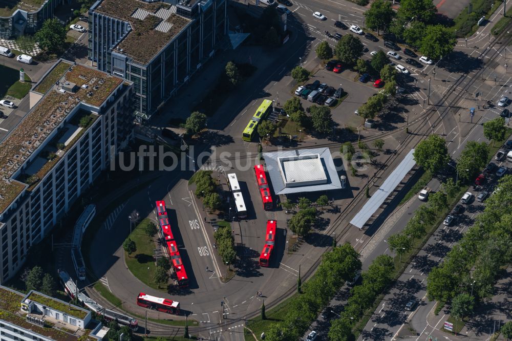 Freiburg im Breisgau aus der Vogelperspektive: Straßenbahn - Bus - Haltestelle der Verkehrsbetriebe Freiburger Verkehrs AG (VAG) in Freiburg im Breisgau im Bundesland Baden-Württemberg, Deutschland