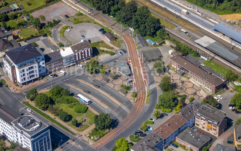 Dinslaken aus der Vogelperspektive: Straßenbahn - Haltestelle der Verkehrsbetriebe in Dinslaken im Bundesland Nordrhein-Westfalen, Deutschland