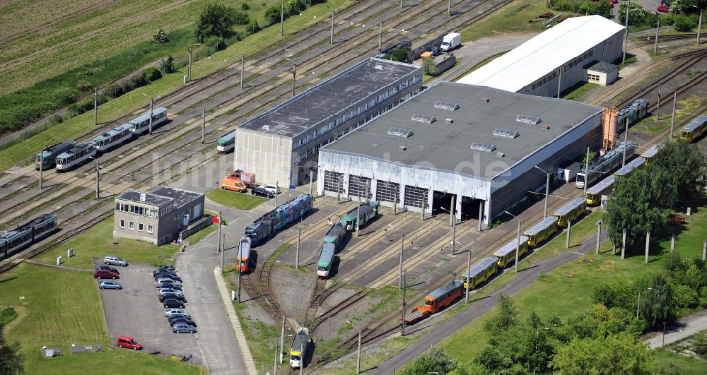 Magdeburg aus der Vogelperspektive: Straßenbahndepot am Deichwall im Gewerbegebiet Nord Magdeburg