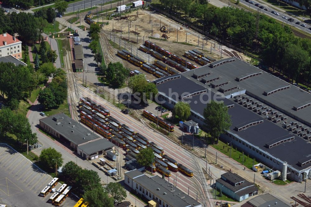 Luftaufnahme Warschau - Straßenbahnen am Betriebshof im Bezirk Mokotow in Warschau in Polen