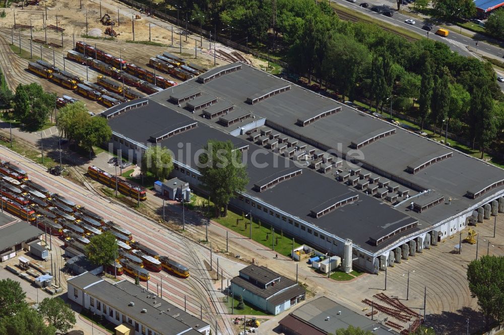 Warschau von oben - Straßenbahnen am Betriebshof im Bezirk Mokotow in Warschau in Polen