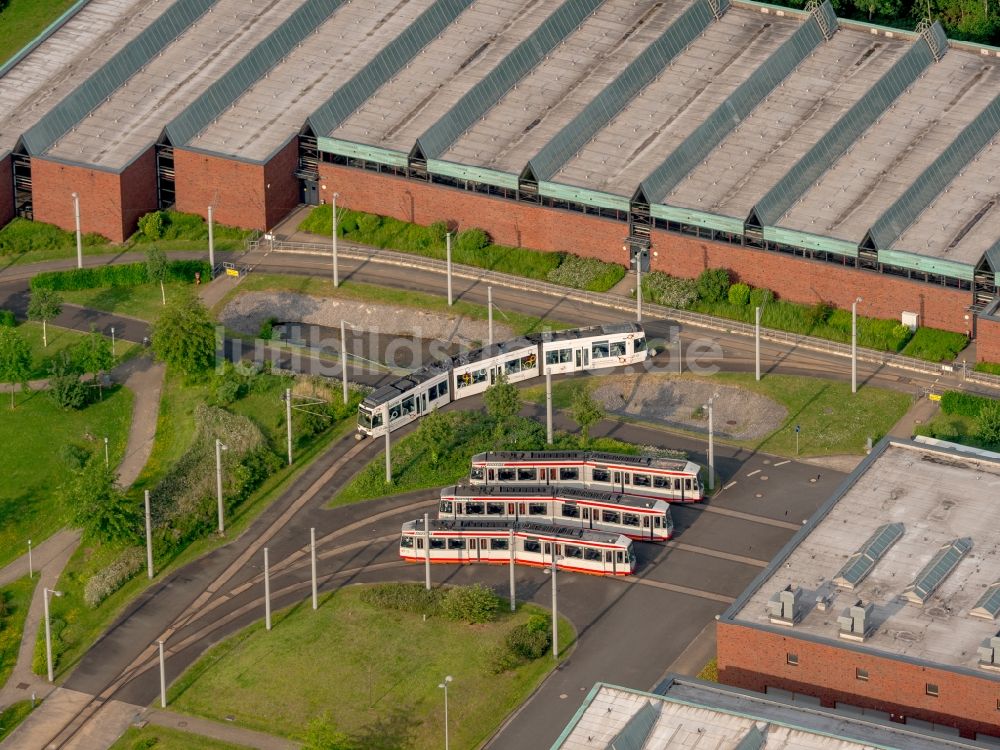 Luftbild Bochum - Straßenbahnen auf dem Gebäude auf dem Betriebshof Engelsburg der Bochum-Gelsenkirchener Straßenbahnen Aktiengesellschaft (BOGESTRA) in Bochum im Bundesland Nordrhein-Westfalen