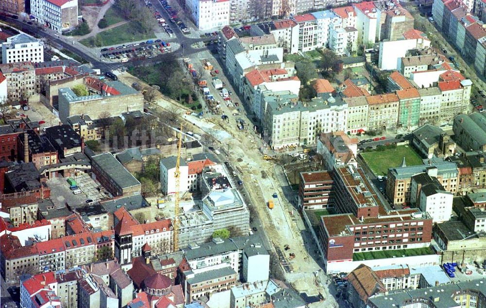 Luftbild Berlin - Prenzlauer Berg - Straßenbaustellen im Bereich der Schönhauser Allee / Torstraße in Berlin - Prenzlauer Berg. 09.04.2002