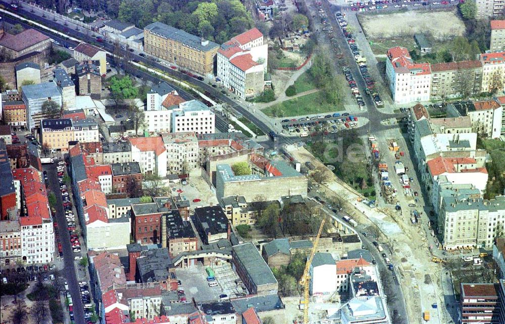 Luftaufnahme Berlin - Prenzlauer Berg - Straßenbaustellen im Bereich der Schönhauser Allee / Torstraße in Berlin - Prenzlauer Berg. 09.04.2002