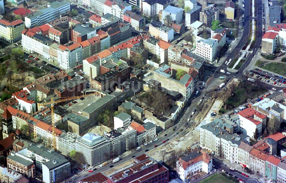 Berlin - Prenzlauer Berg von oben - Straßenbaustellen im Bereich der Schönhauser Allee / Torstraße in Berlin - Prenzlauer Berg. 09.04.2002