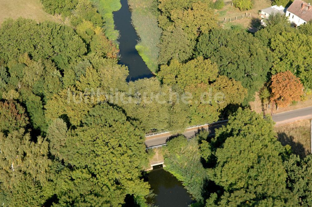 Zerben aus der Vogelperspektive: Straßenbrücke über den Zerbener Altarm