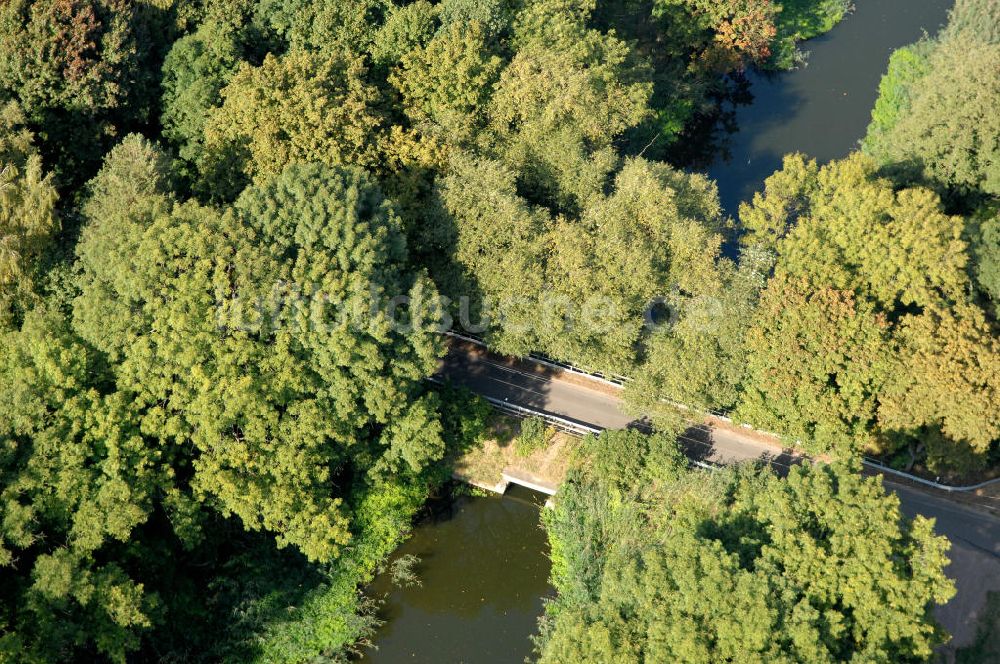 Zerben aus der Vogelperspektive: Straßenbrücke über den Zerbener Altarm