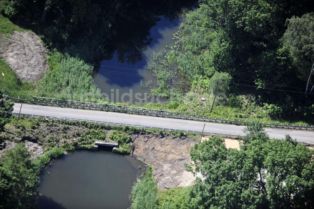 Zerben aus der Vogelperspektive: Straßenbrücke über den Zerbener Altarm