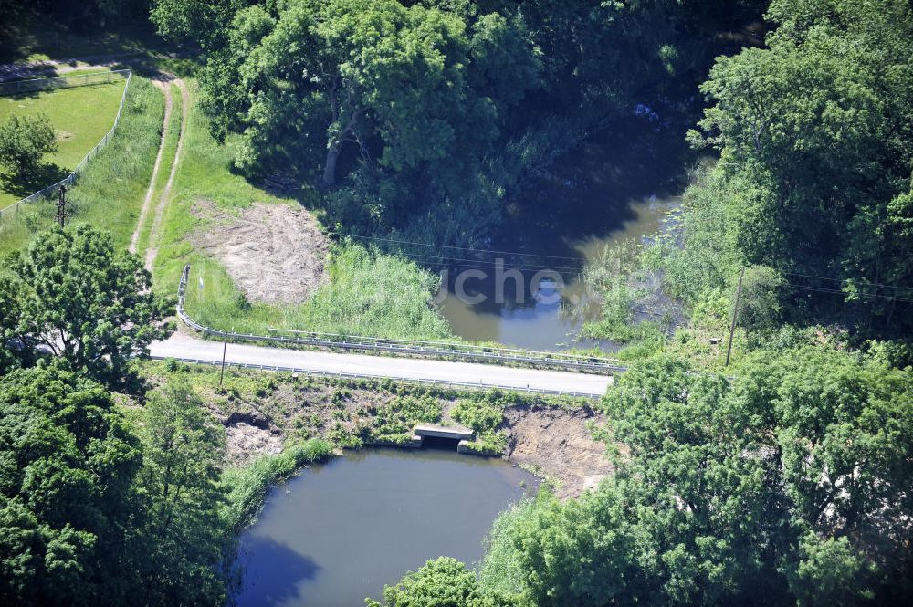 Luftbild Zerben - Straßenbrücke über den Zerbener Altarm