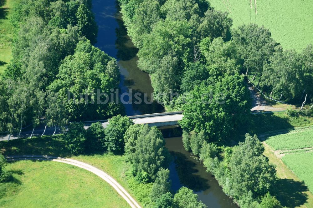 Gischow aus der Vogelperspektive: Straßenbrücke Burow / Siggelkow über der Müritz-Elde Wasserstraße in der Gemeinde Gischow im Bundesland Mecklenburg-Vorpommern, Deutschland