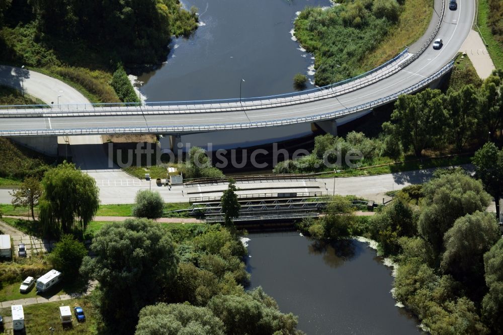 Hamburg aus der Vogelperspektive: Straßenbrücke und Eisenbahnbrücke über die Alte Süderelbe in Hamburg