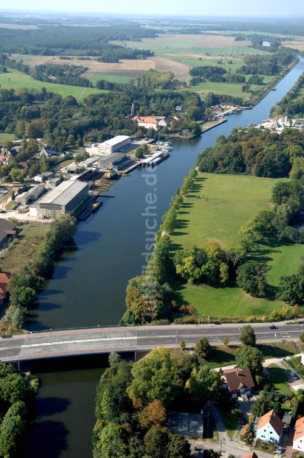 GENTHIN von oben - Straßenbrücke Genthin