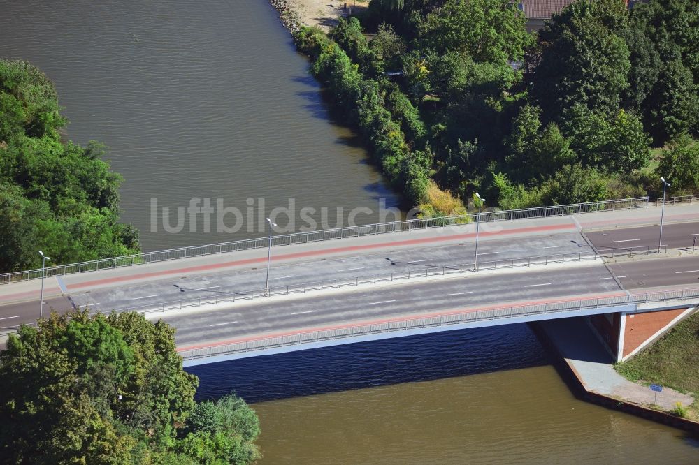 Genthin von oben - Straßenbrücke Genthiner Brücke im Bundesland Sachsen-Anhalt