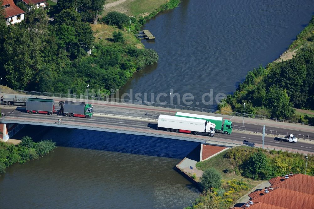 Genthin aus der Vogelperspektive: Straßenbrücke Genthiner Brücke im Bundesland Sachsen-Anhalt