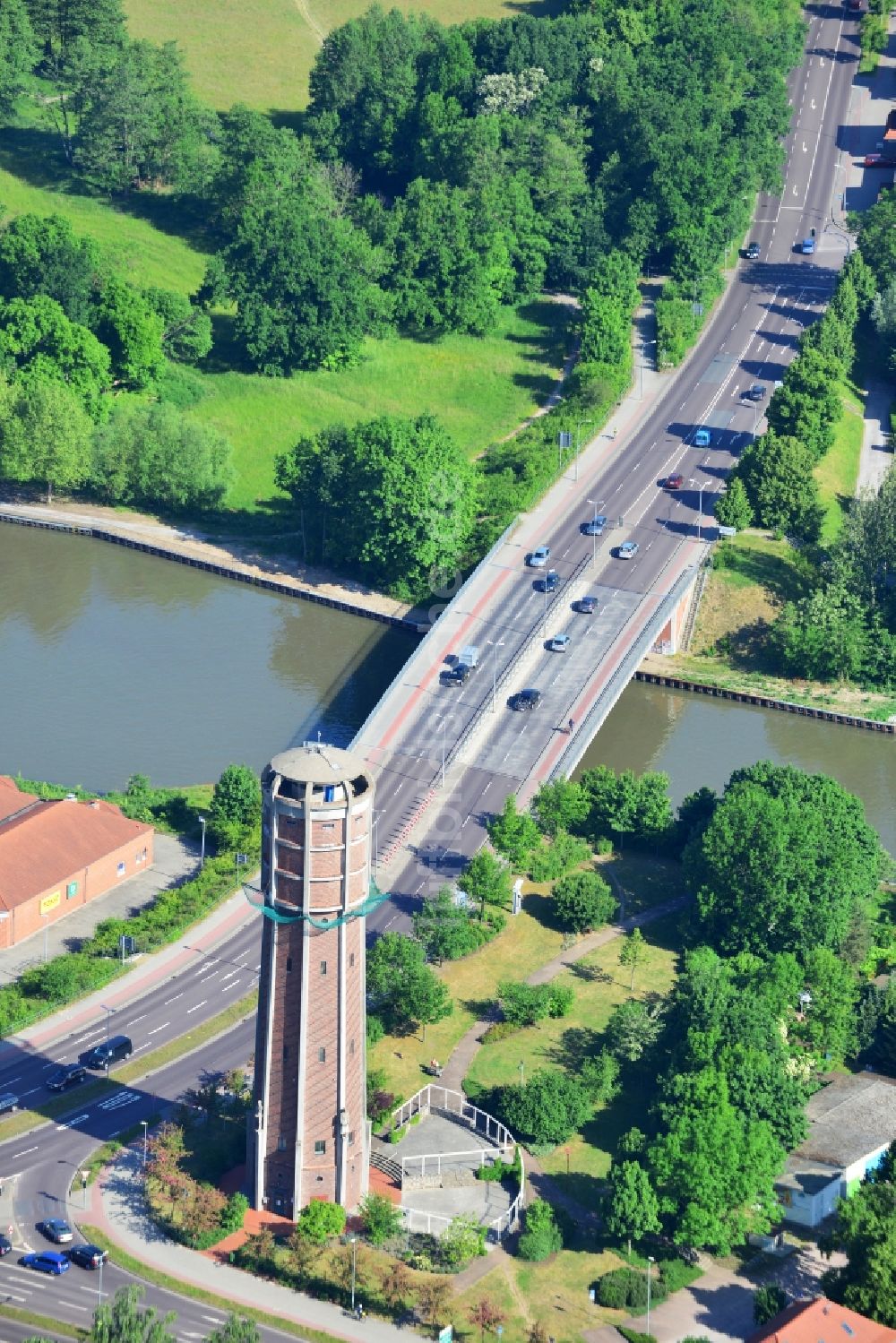 Genthin aus der Vogelperspektive: Straßenbrücke Genthiner Brücke im Bundesland Sachsen-Anhalt