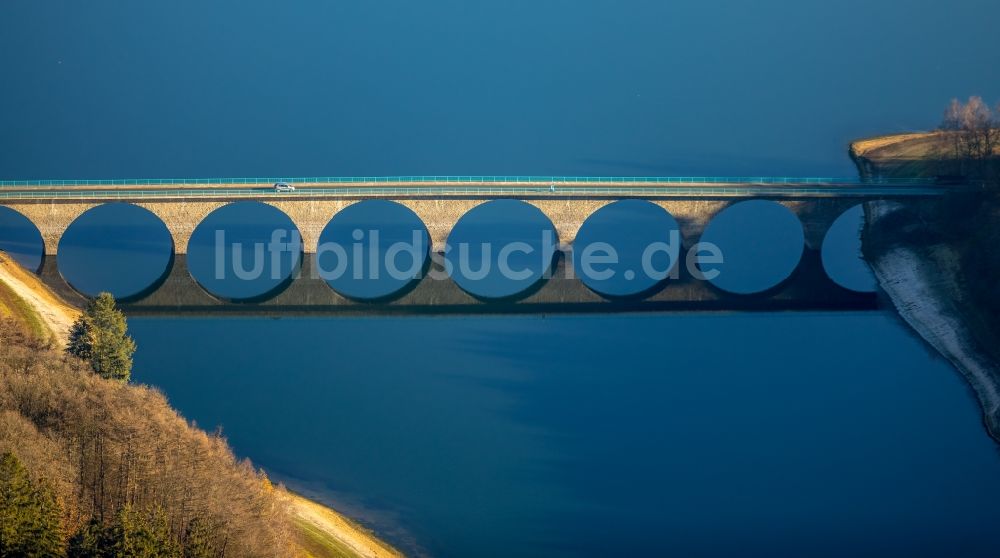 Lüdenscheid von oben - Straßenbrücke L649 der Versetalsperre in Lüdenscheid im Bundesland Nordrhein-Westfalen, Deutschland