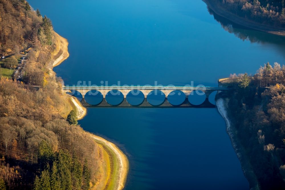 Lüdenscheid von oben - Straßenbrücke L649 der Versetalsperre in Lüdenscheid im Bundesland Nordrhein-Westfalen, Deutschland