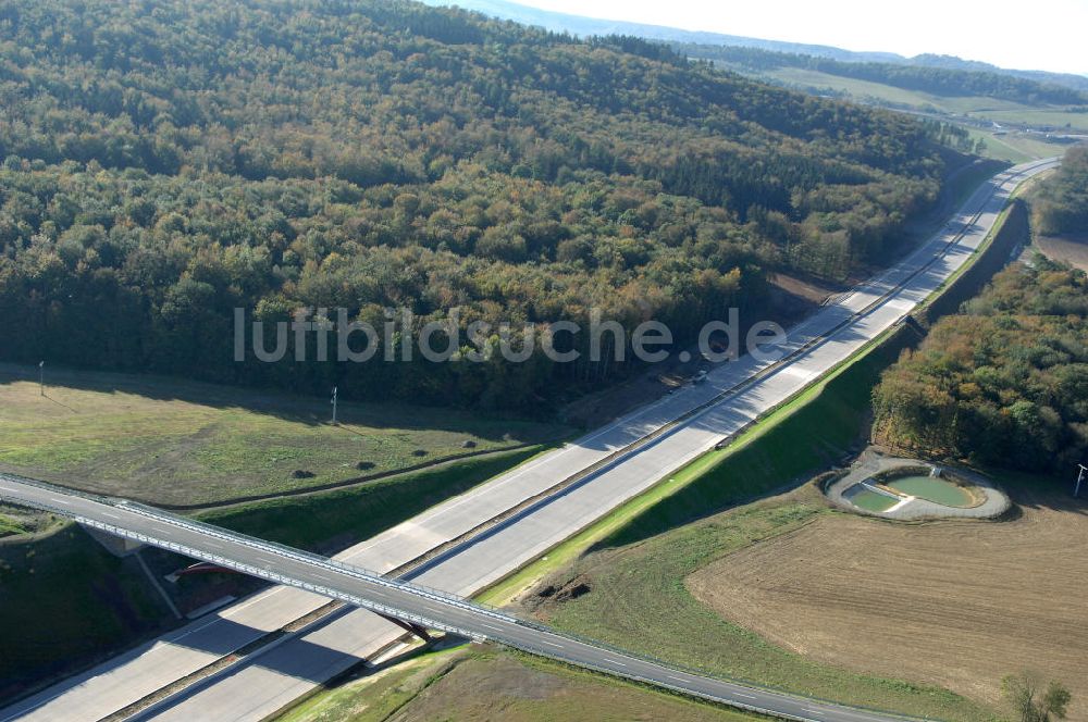 Madelungen aus der Vogelperspektive: Strassenbrücke zwischen Stregda und Madelungen, sowie ein Regenrückhaltebecken