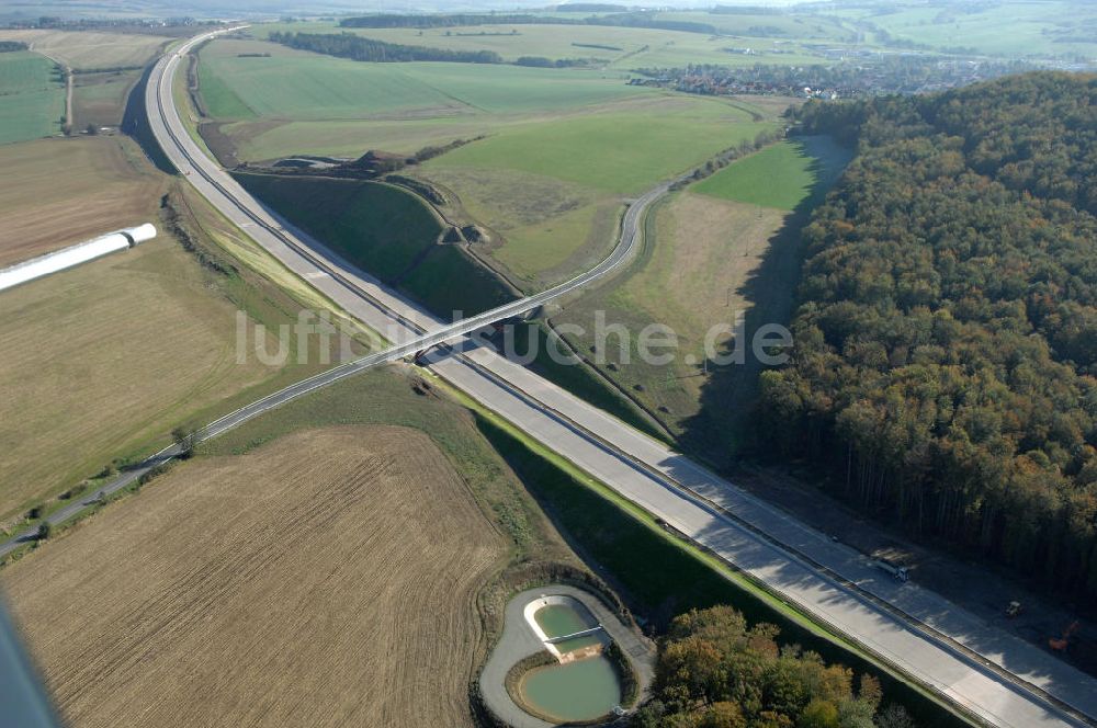 Luftbild Madelungen - Strassenbrücke zwischen Stregda und Madelungen, sowie ein Regenrückhaltebecken