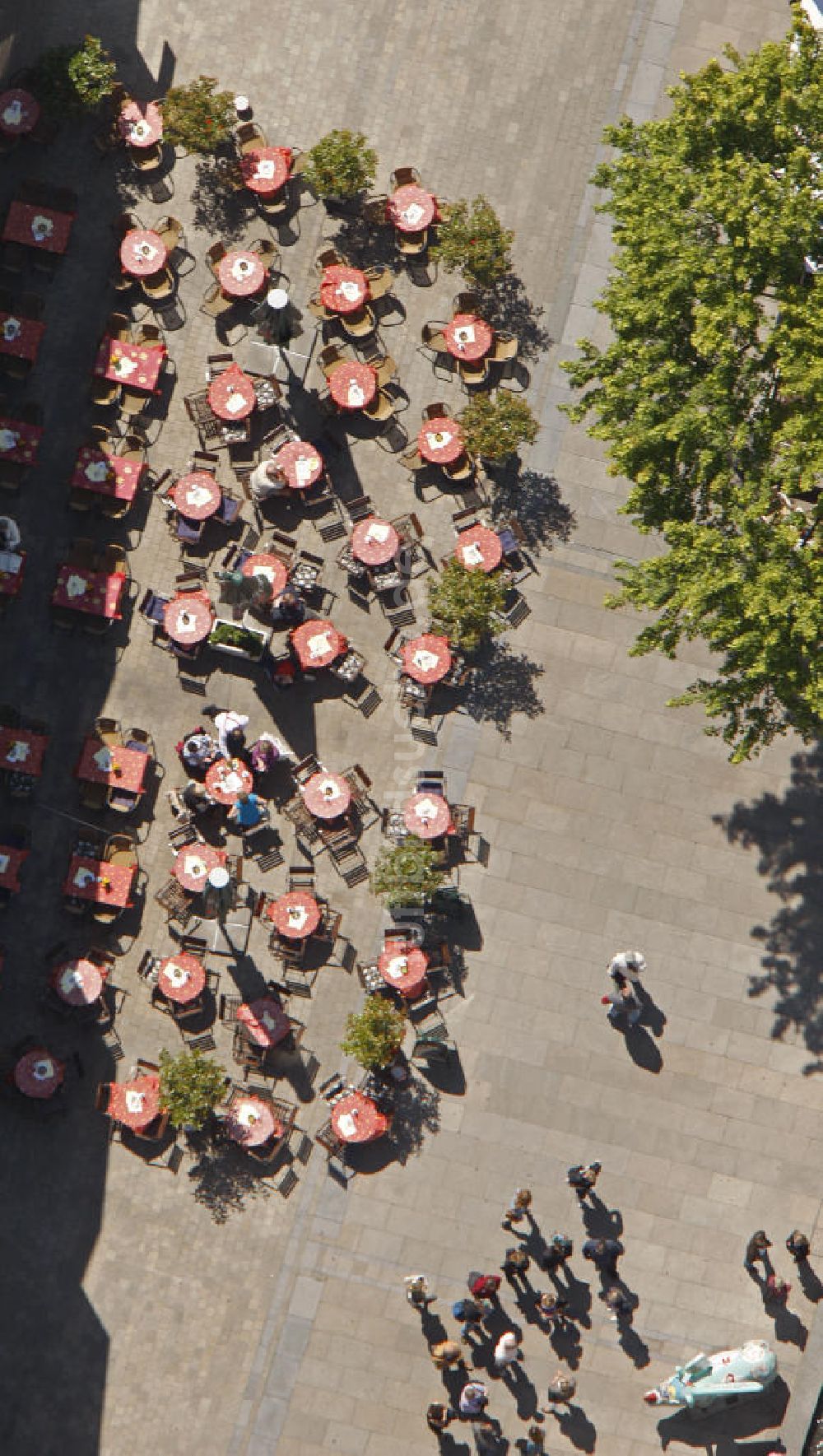 Dortmund von oben - Straßencafé in der Innenstadt von Dortmund