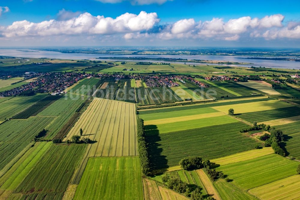 Drochtersen von oben - Straßendorf in Kehdingen im Elb Marschland in Assel im Bundesland Niedersachsen, Deutschland